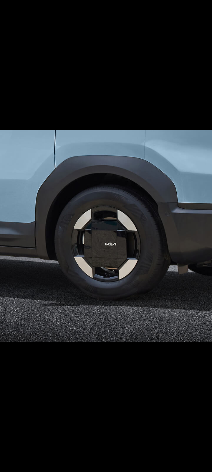 Seitenansicht des Radlaufs des Kia PV5 Passenger mit robuster Verkleidung.