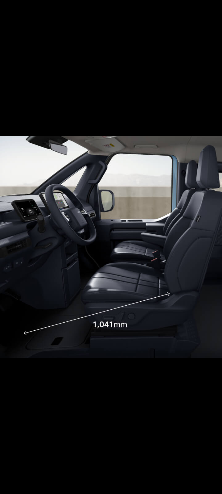 Seitenansicht der vorderen Kabine des Kia PV5 Passenger mit Blick auf die Beinfreiheit im Fahrersitz.