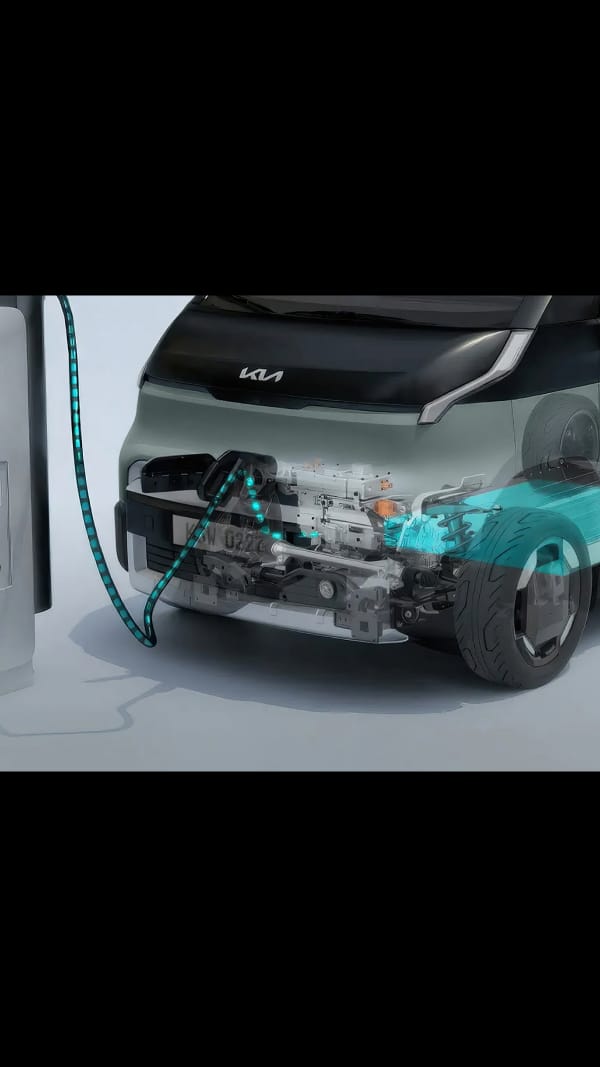 Teilansicht der Front des Kia PV5 WAV, angeschlossen an eine Ladestation