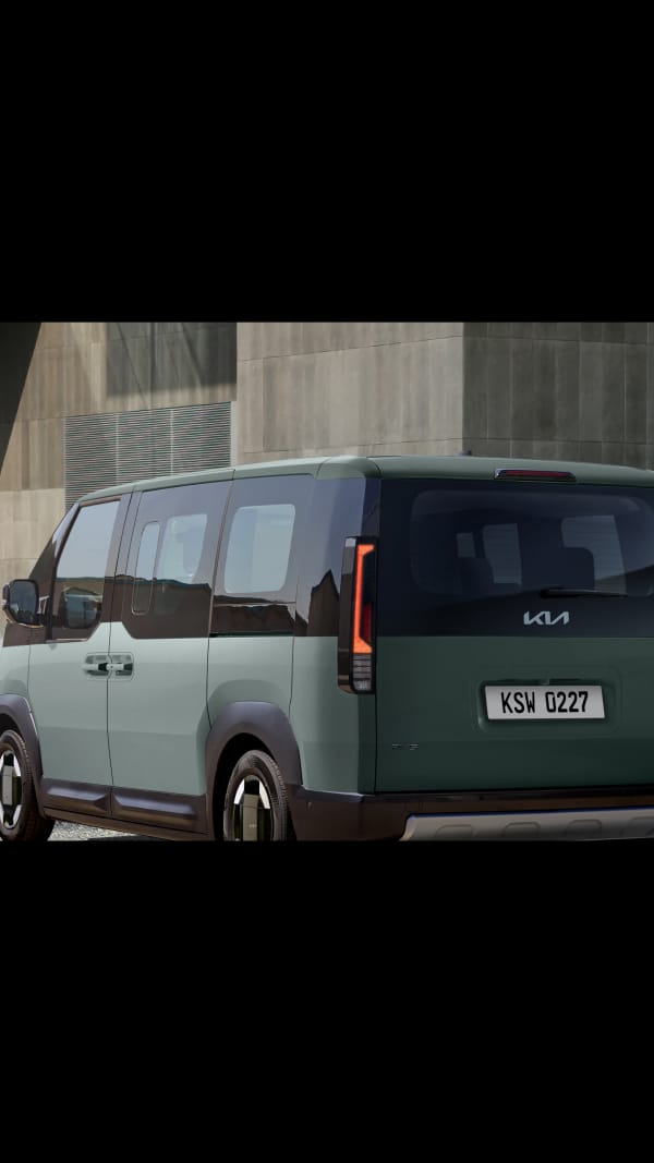 Heckansicht des Kia PV5 WAV mit vertikalen Rückleuchten, die für ein breiteres, schlankeres Profil sorgen