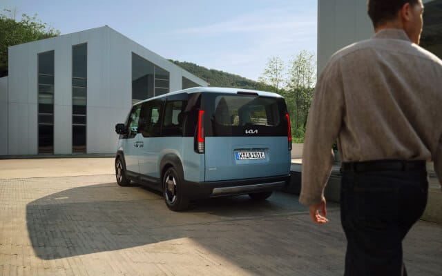 Seitenansicht des Kia PV5 WAV vor einer Ladesäule