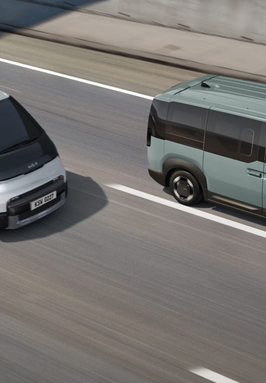 Kia PV5 WAV fährt auf der Autobahn – der Spurfolgeassistent hält das Fahrzeug mittig in der Spur.