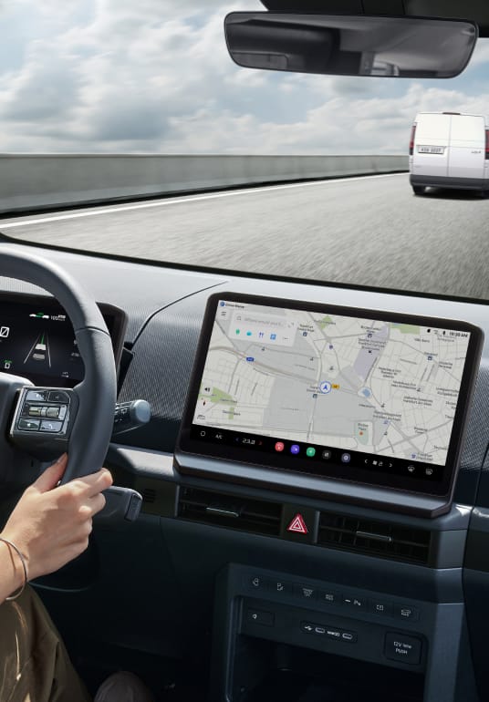 Kia PV5 WAV nutzt den navigationsbasierten Smart Cruise Control, um die Geschwindigkeit für Autobahn-Sicherheitszonen und Kurven anzupassen.