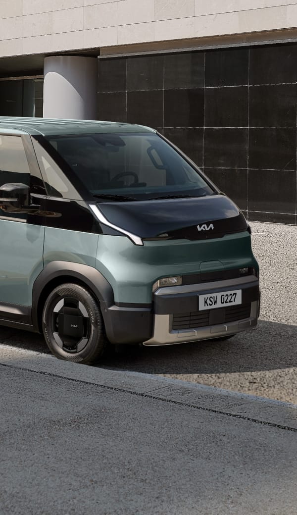 Kia PV5 WAV mit ausgefahrener seitlicher Rampe – zeigt Robustheit, elektrische Reichweite und schnelles Laden für barrierefreie Alltagsmobilität.